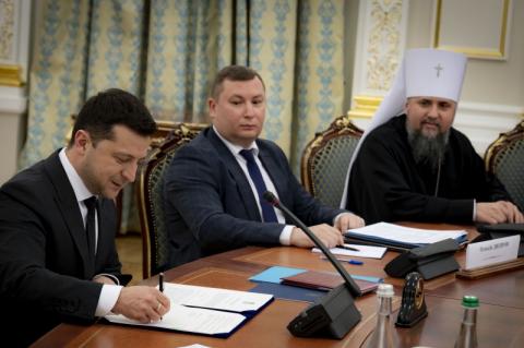 Глава государства провел встречу с представителями Всеукраинского совета церквей и подписал закон о военных капелланах