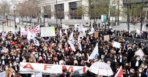 Судьи и адвокаты протестуют против запредельных нагрузок во Франции