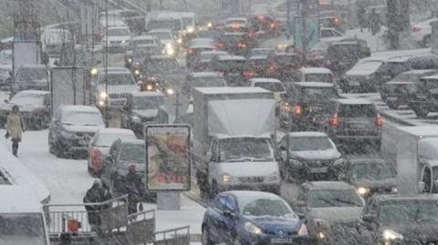 В Киеве сильная непогода парализовала трафик на дорогах