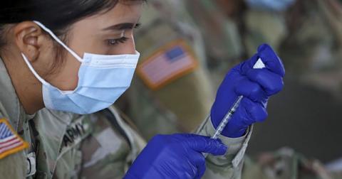 Суд защитил от обязательной вакцинации военных США