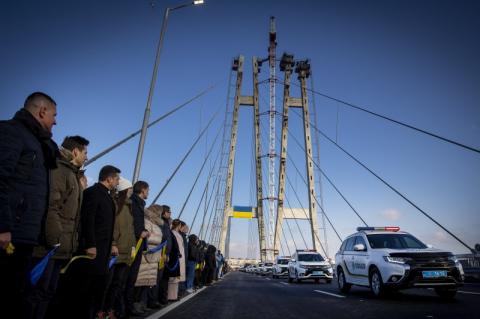 В присутствии Президента в Запорожье открыли движение по верховой части нового вантового моста через Днепр