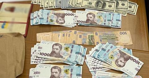 Взятка $5 тыс за влияние на решение НБУ: задержаны адвокат и топ-менеджер банка
