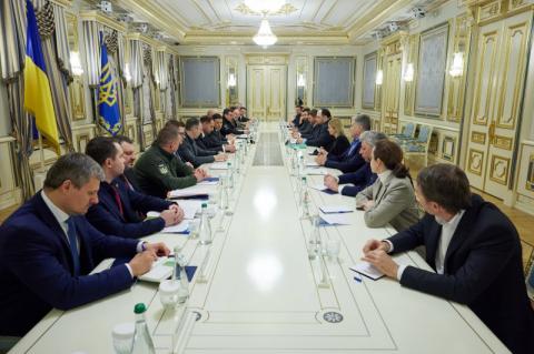 Президент встретился с представителями депутатских фракций и групп Верховной Рады