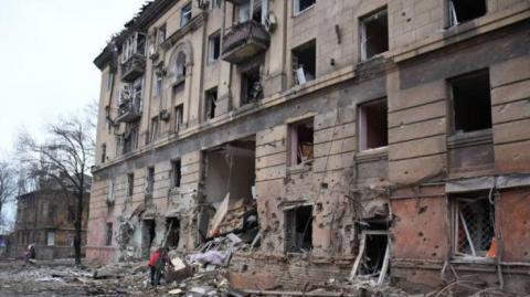 По Мариуполю снова нанесли авиаудар: бомбы упали в центре (видео)