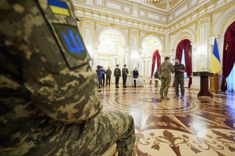 Глава государства вручил награды военным и членам семей погибших защитников, которым присвоено звание Героя Украины, а также первым кавалерам Креста боевых заслуг