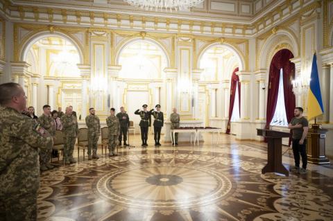 Президент вручил ордена «Золотая Звезда» военнослужащим и родственникам погибших защитников, которые были удостоены звания Героя Украины
