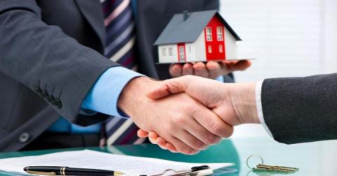 Когда решение о взыскании долга не препятствует продаже дома, объяснил ВС