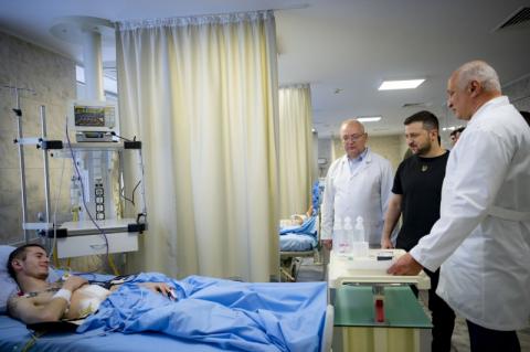 В Национальном институте хирургии и трансплантологии имени Шалимова Глава государства пообщался с медиками и украинскими воинами, которые проходят там лечение