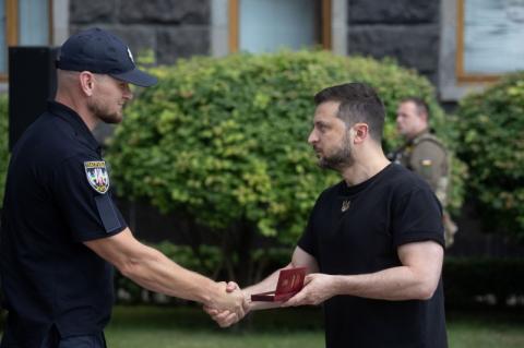 Президент Украины поздравил полицейских с профессиональным праздником и вручил государственные награды