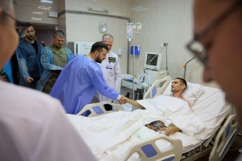 Президент посетил раненых защитников Украины в Днепропетровской областной больнице и встретился с медиками