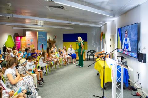 В рамках проекта Елены Зеленской в Великобритании напечатали 16 тыс. книг на украинском языке для детей временных переселенцев
