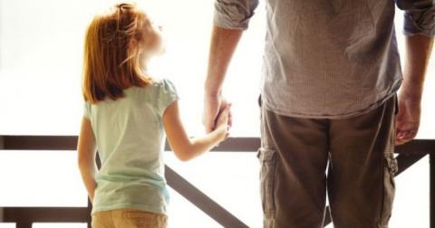 По каким основаниям суд может лишить отцовства — обзор ВС