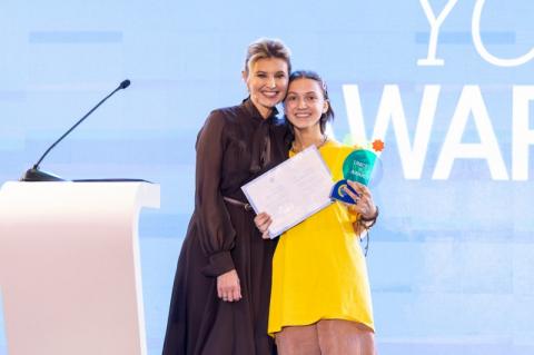 Елена Зеленская вручила премию ЮНИСЕФ молодым волонтерам