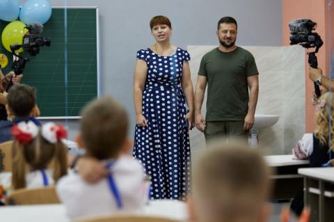 Владимир Зеленский посетил восстановленную после боевых действий школу в Ирпене и ознакомился с организацией учебного процесса в условиях военного положения