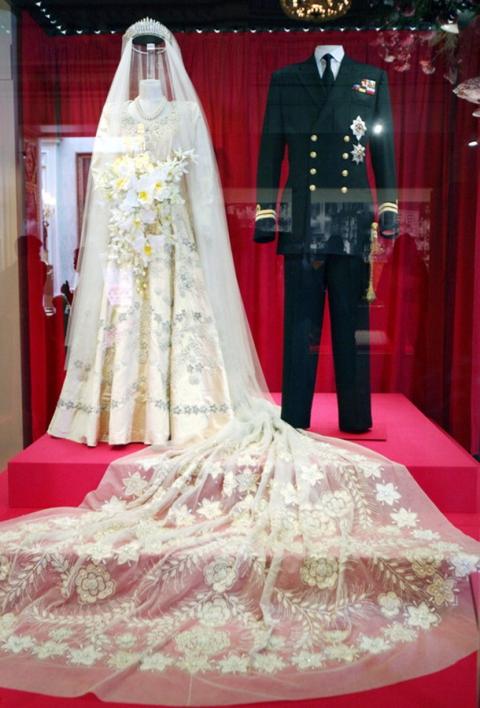 Раскрыты уникальные факты свадебного платья Елизаветы ІІ
