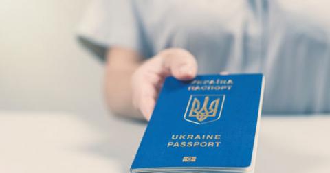 Выдано первое удостоверение на возвращение в Украину