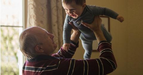 Бабушки и дедушки смогут уйти в декрет в Болгарии