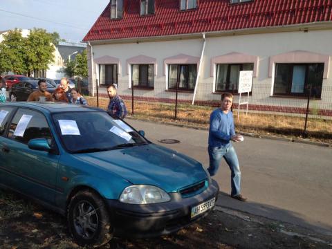 Киевского автохама, который припарковался на зеленой зоне, хорошо проучили Киевского автохама, который припарковался на зеленой зоне, хорошо проучили