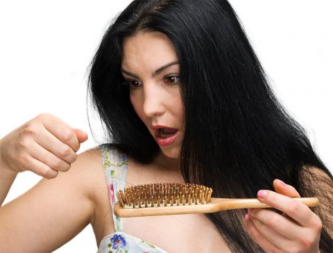 Специалисты рассказали, из-за чего женщины теряют волосы 