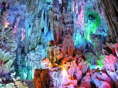 Неописуемое изящество. Красивые снимки Пещеры тростниковой флейты (ФОТО)