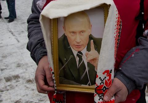 На грани абсурда: россиян хотят заставить петь молитву о Путине