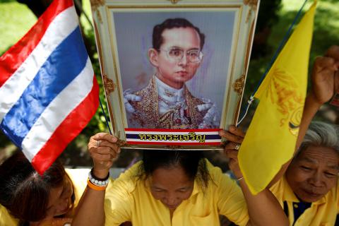 Любовь, культ или психоз: тайцы сходят с ума из-за смерти короля (ФОТО)