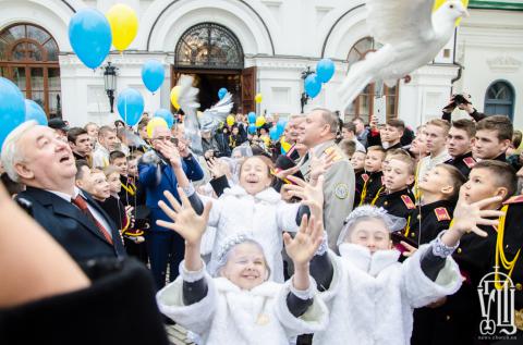 Погоны и голуби: в Киево-Печерской Лавре состоялось посвящение в кадеты (ФОТО)