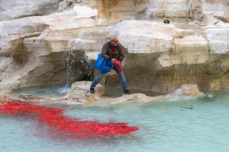 Против грязи и коррупции: художник покрасил в красный известный фонтан в Риме