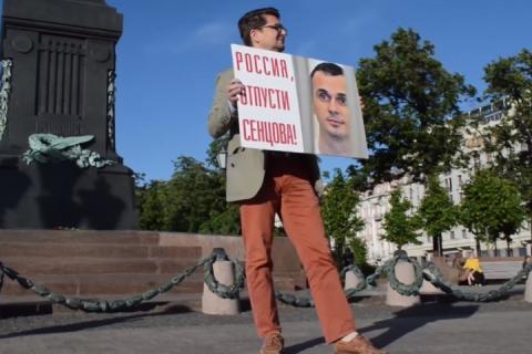 В Москве за одиночный пикет в поддержку Сенцова задержали российского режиссера
