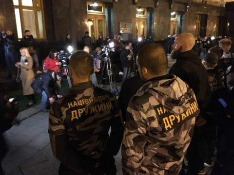 Под ОПУ устроили протест из-за формулы Штайнмайера и зажгли файеры: фото, видео