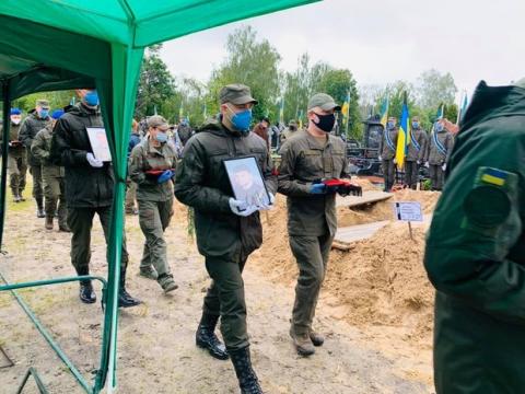 Убитых в Житомирской области ветеранов АТО похоронили в Киеве: фото, видео