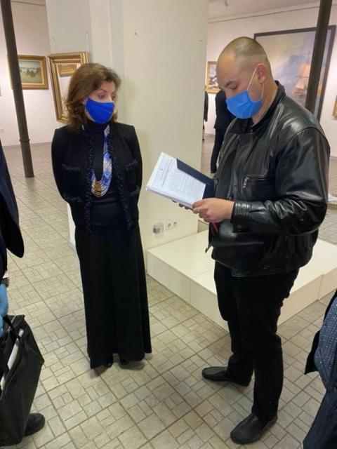 Порошенко вместо допроса в ГБР пошел на выставку: повестку передали его жене Марине