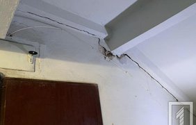 Посыпалась штукатурка: громкий треск "заставил" жителей многоэтажки покинуть квартиры