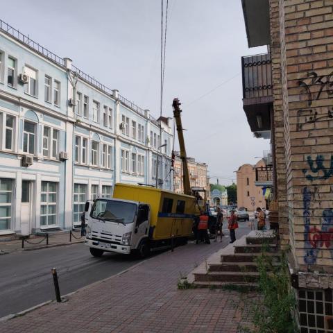 В Киеве машина "Водоканала" неожиданно "ушла" под воду