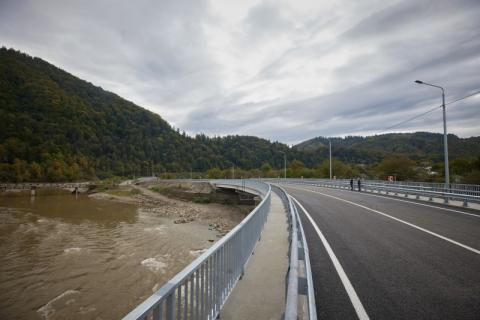 «Большое строительство» на Буковине: Владимир Зеленский осмотрел новые мосты через реку Черемош