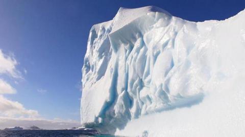 Айсберг в пять раз больше Киева откололся от Антарктиды