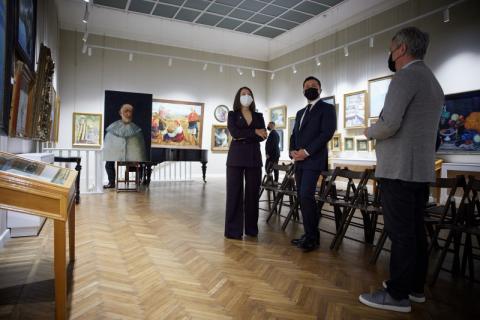 Глава государства посетил Одесский национальный художественный музей и ознакомился с планом его реставрации.
