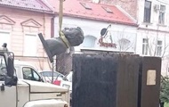 В Мукачево демонтировали памятник-бюст Пушкину