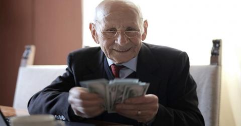 Когда пенсия работающего пенсионера не индексируется — обзор практики ВС