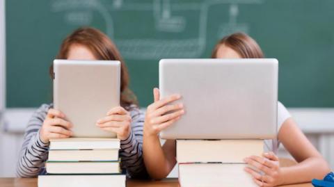 Онлайн-обучение в школах сокращается – министр образования