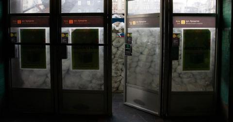В Киеве открыли станции метро. Правда, не все