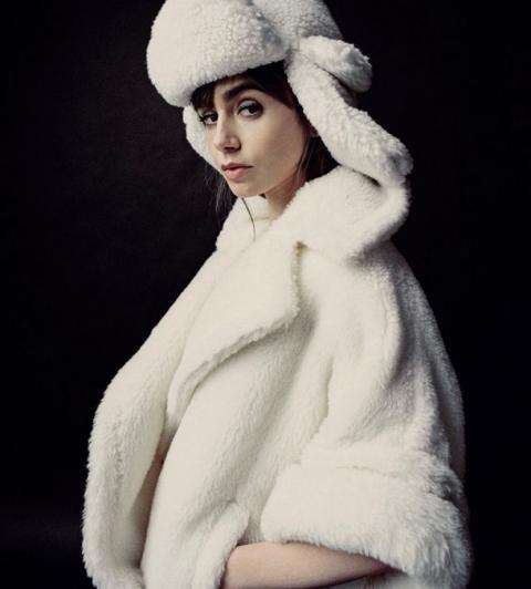 Звезда Эмили в Париже снялась для Vogue в шапке от украинского бренда