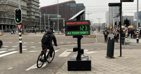 Законопослушных велосипедистов считает светофор в Амстердаме